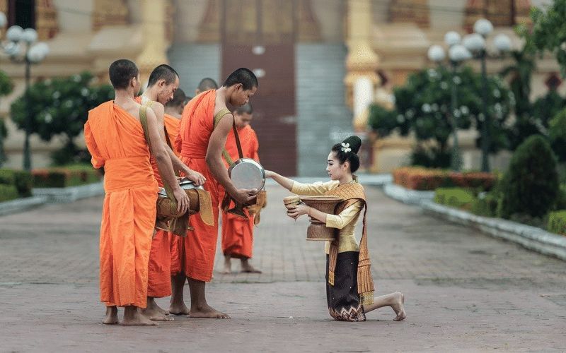 Khất thực là gì_ Quy cách và ý nghĩa của việc khất thực (4)