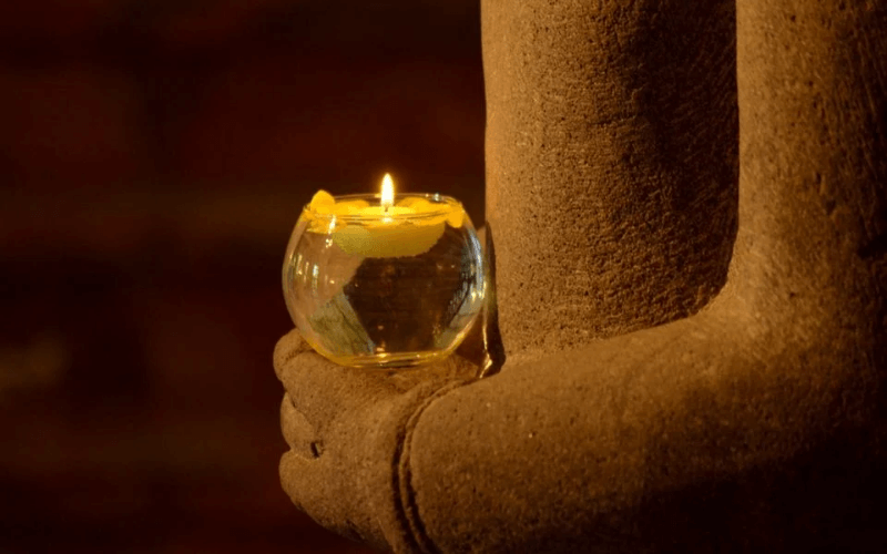 Cách thắp đèn nến cúng Phật đem lại vô lượng công đức (2)