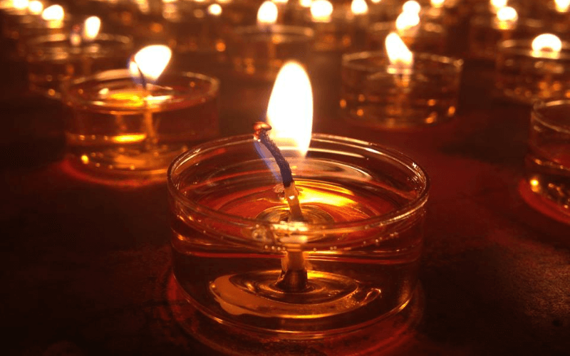 Cách thắp đèn nến cúng Phật đem lại vô lượng công đức