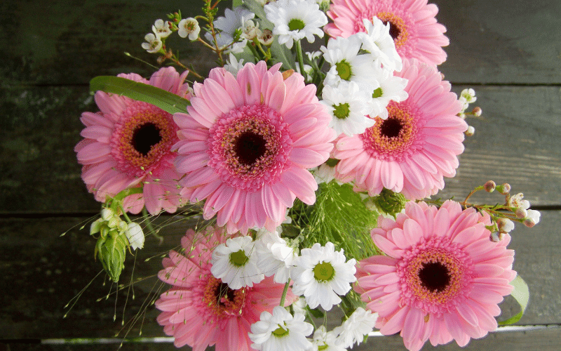 Cắm hoa trên bàn thờ_ Cách cắm, mẫu hoa và lưu ý khi cắm (8)