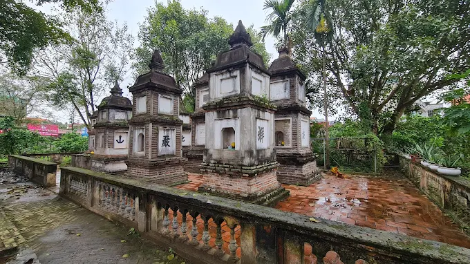 vườn tháp cổ chùa Dâu Bắc Ninh là nơi để tro cốt và nhục thân của các sư trụ trì