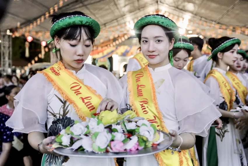 nghi thức bông Hồng cài áo