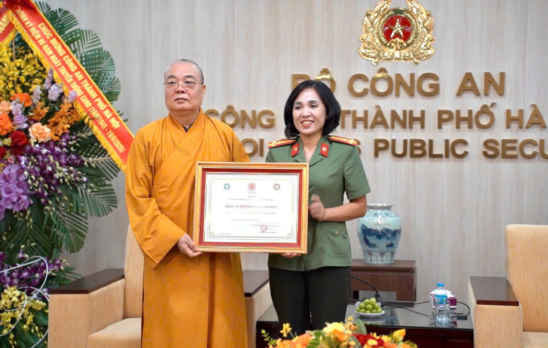 Hòa thượng Thích Thanh Nhiễu đã trao tặng Bằng Tuyên dương Công đức cho Công an Thành phố Hà Nội