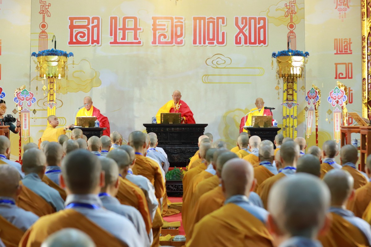 ác giới tử Thức-xoa-ma-na lần lượt được tấn đàn, thực hiện nghi thức Bạch tứ Yết-ma