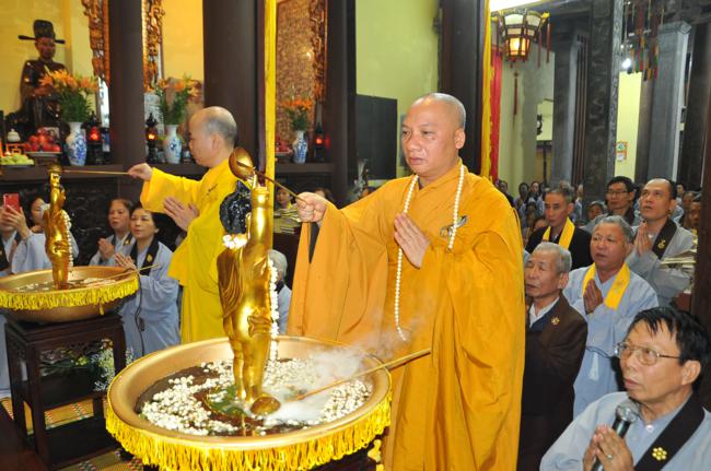 Tham dự lễ tắm Phật chùa Lý Triều Quốc Sư