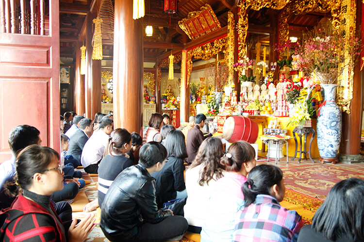 Ý nghĩa trong tinh thần Phật giáo đi lễ chùa ngày mùng Một và ngày Rằm