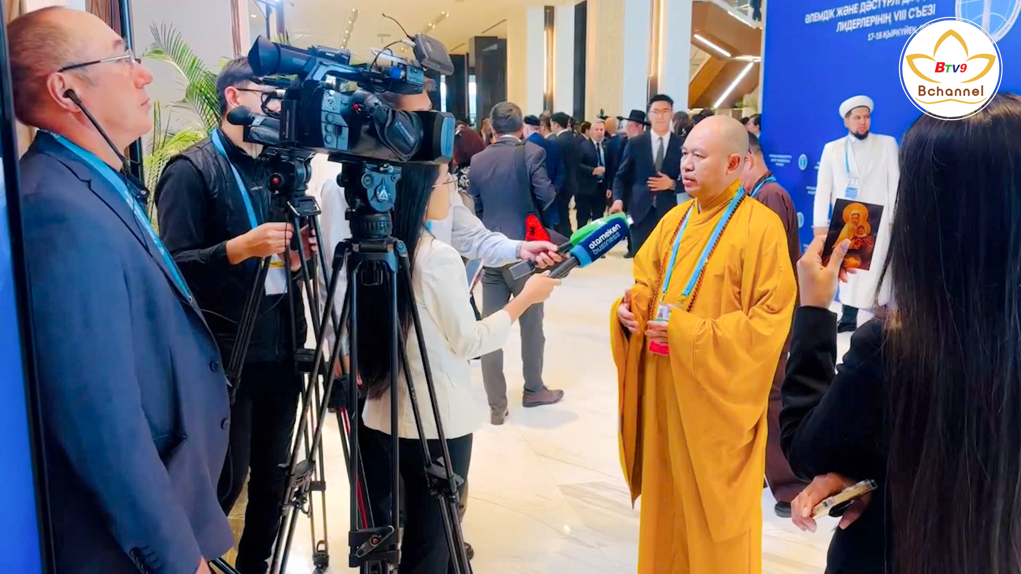 hượng tọa Thích Đức Thiện tham gia phỏng vấn của các cơ quan báo chí truyền thông
