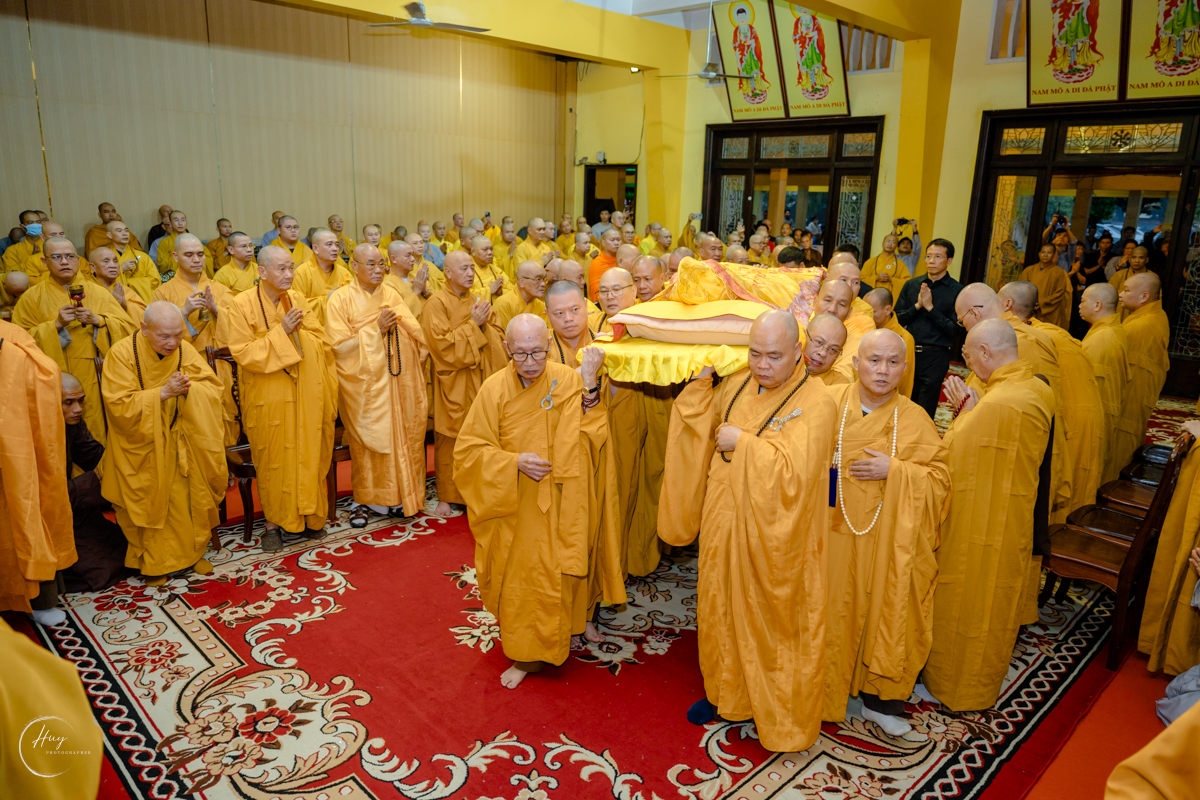 Thượng tọa Thích Thanh Phong cùng môn đồ pháp quyến đã cung thỉnh nhục thân Trưởng lão Hòa thượng