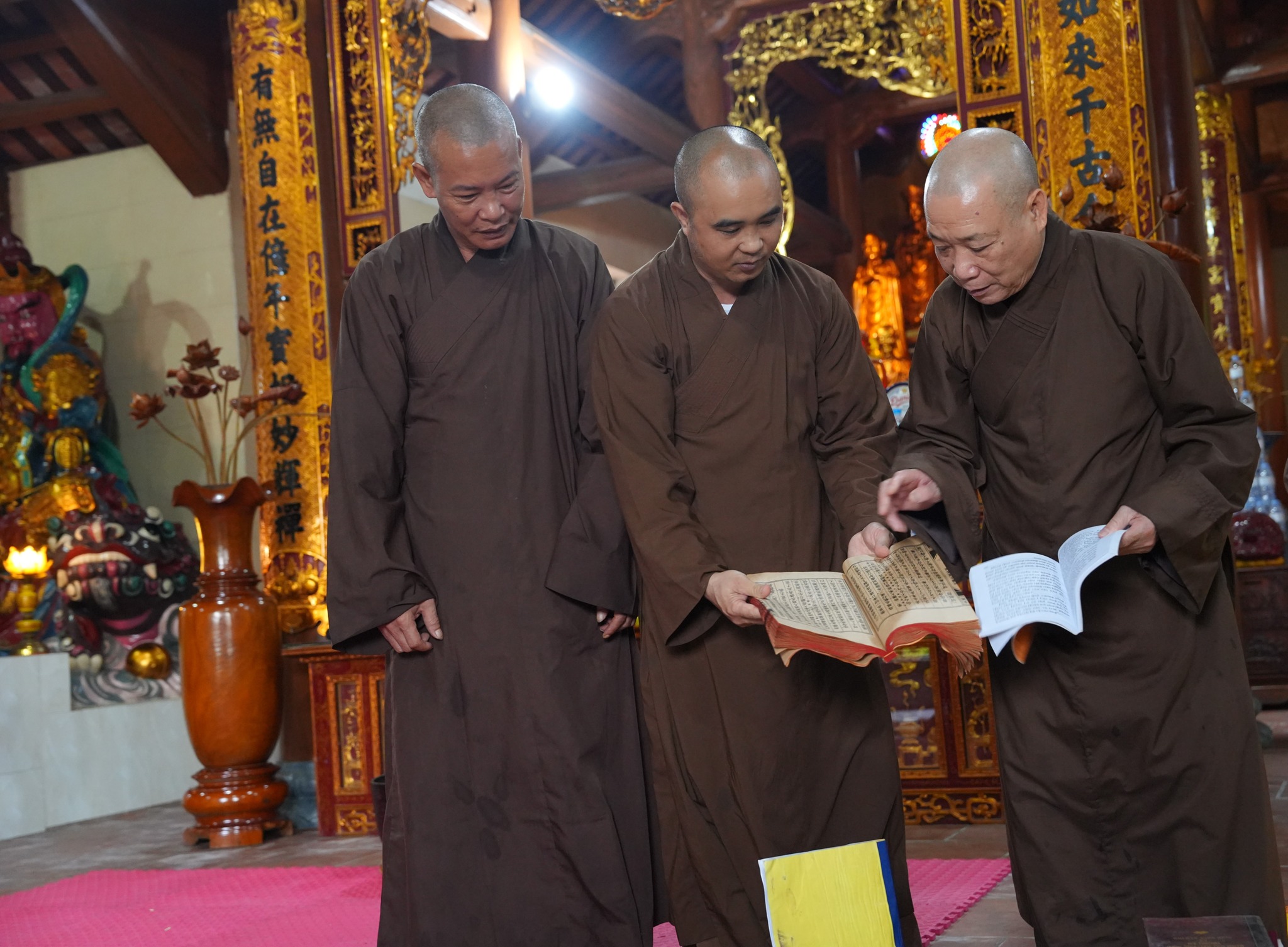 Hòa thượng Thích Bảo Nghiêm xúc động khi mái chùa chìm trong nước lũ