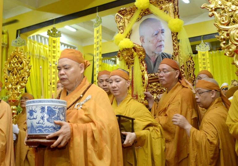 Thượng tọa Thích Thanh Phong trong tang lễ của Trưởng lão Hòa Thượng Thích Trí Tịnh