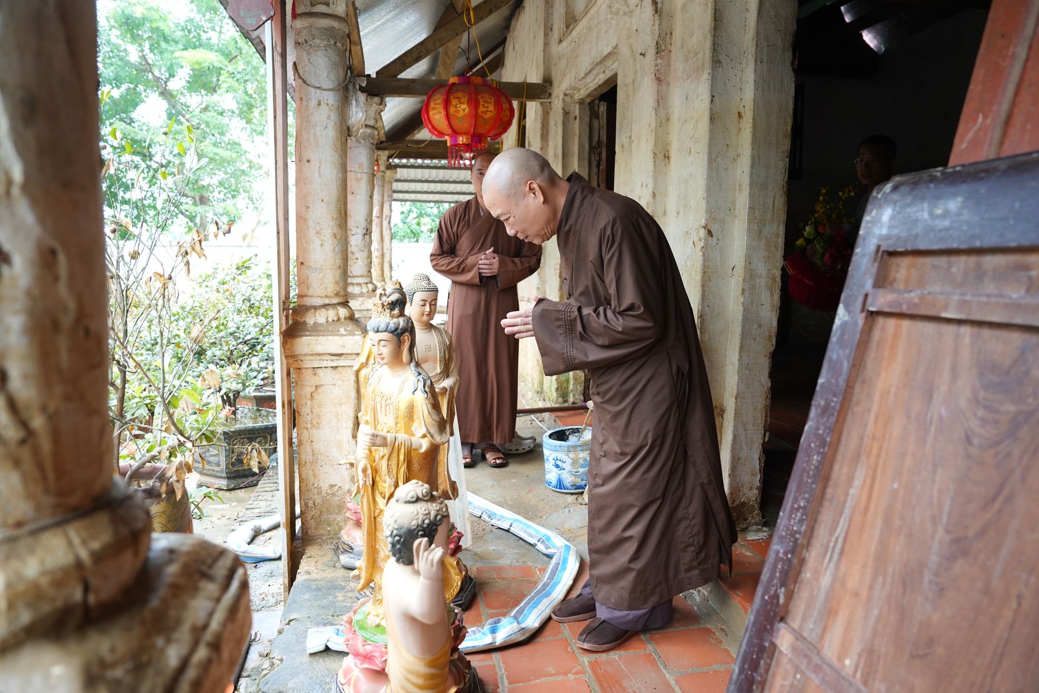 Hòa thượng Thích Bảo Nghiêm xúc động khi mái chùa chìm trong nước lũ