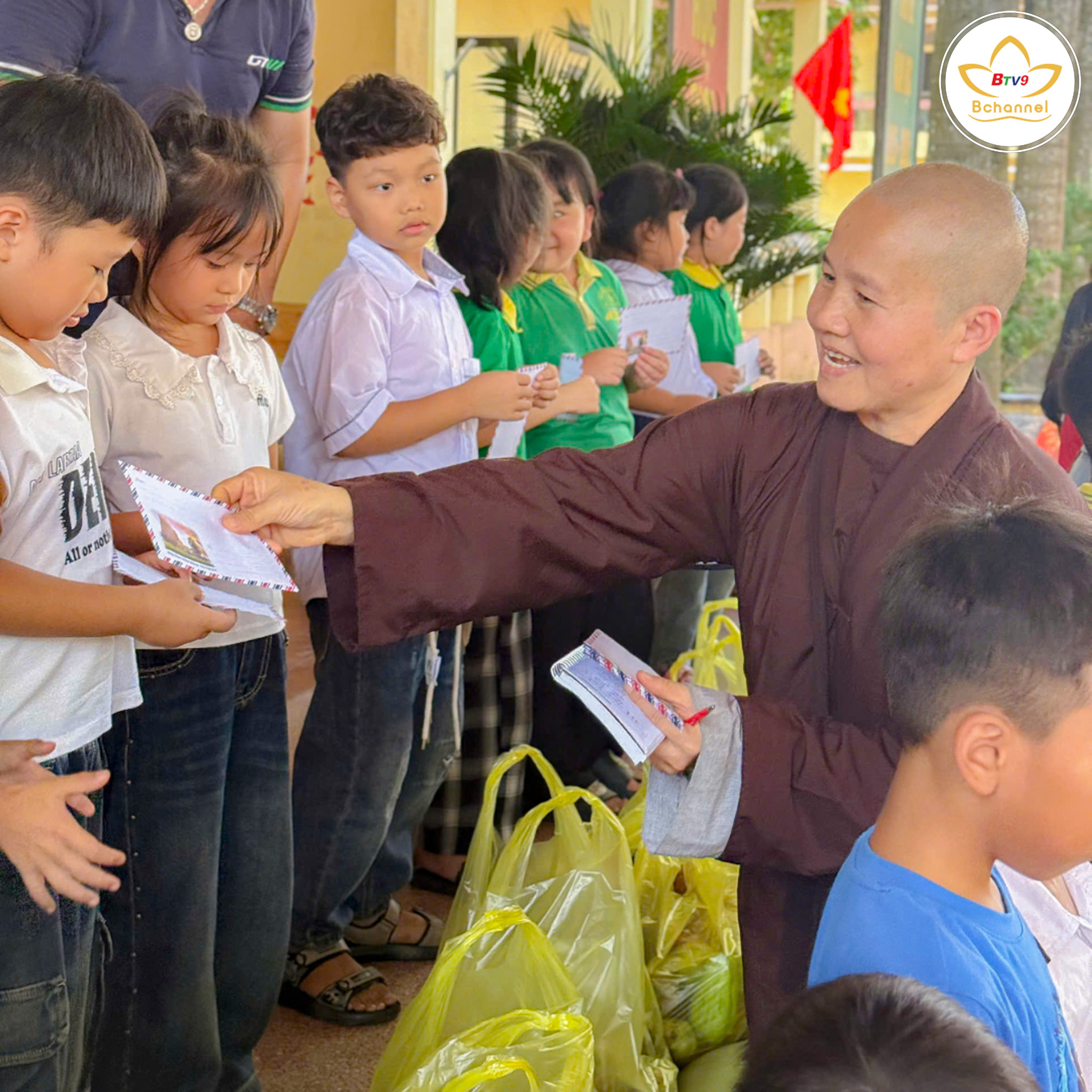 15 tấn hàng nghĩa tình từ Đạt Lạt hướng về đồng bào miền Bắc 