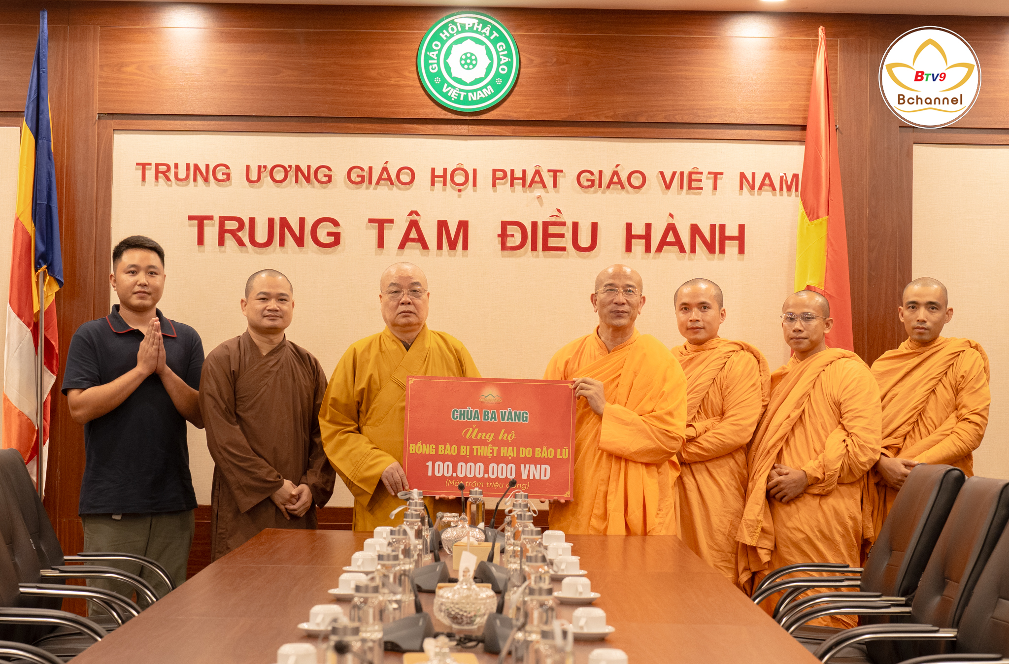 Chùa Ba Vàng ủng hộ đồng bào bị thiệt hại sau bão lũ 100 triệu đồng