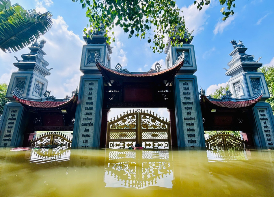 Hình ảnh ngôi chùa vẫn còn ngập trong biển nước
