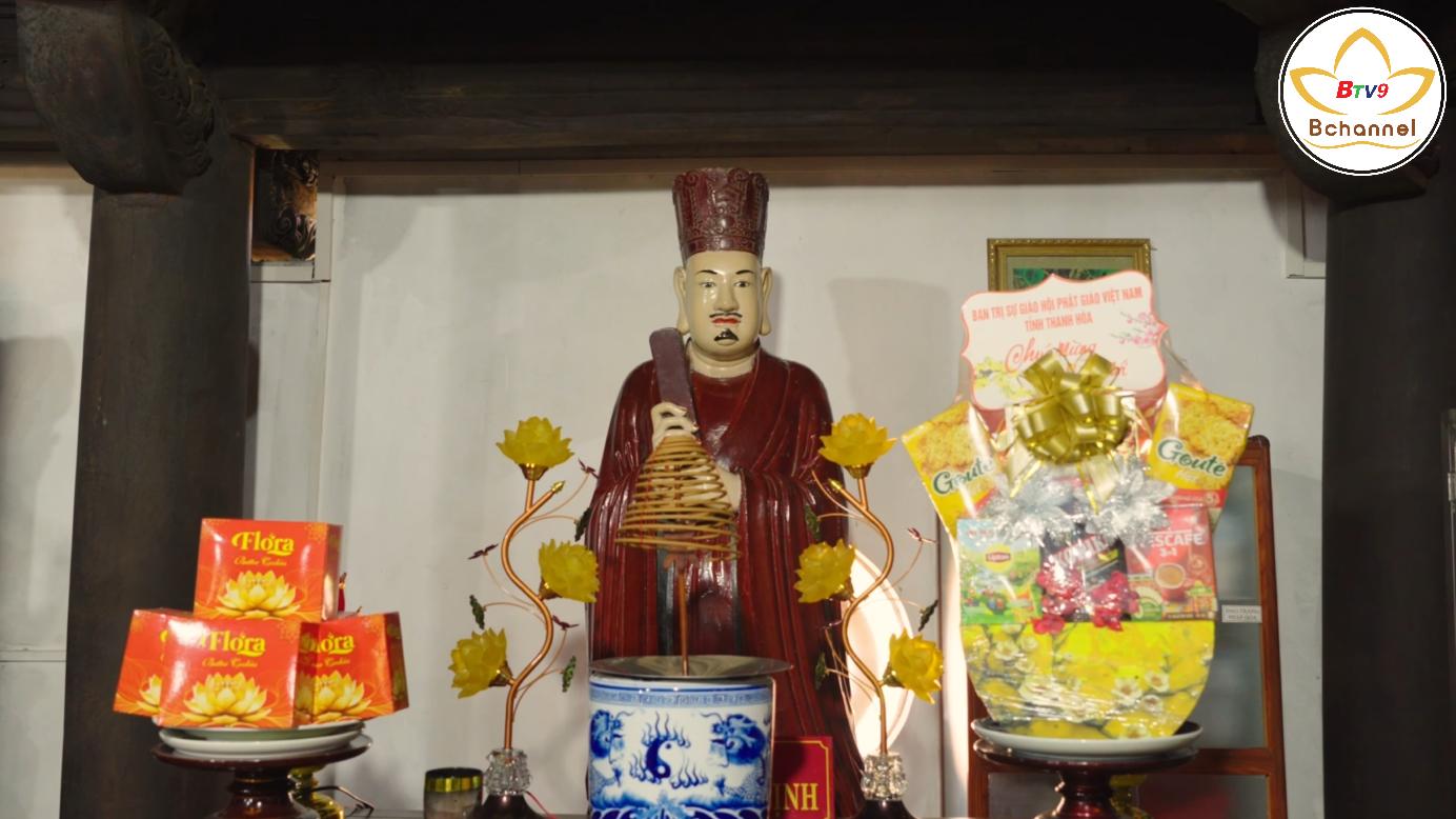 ban thờ Chúa Trịnh Sâm, vị chúa quyền uy thời Lê – Trịnh, người đã cho trùng tu lại toàn bộ ngôi chùa