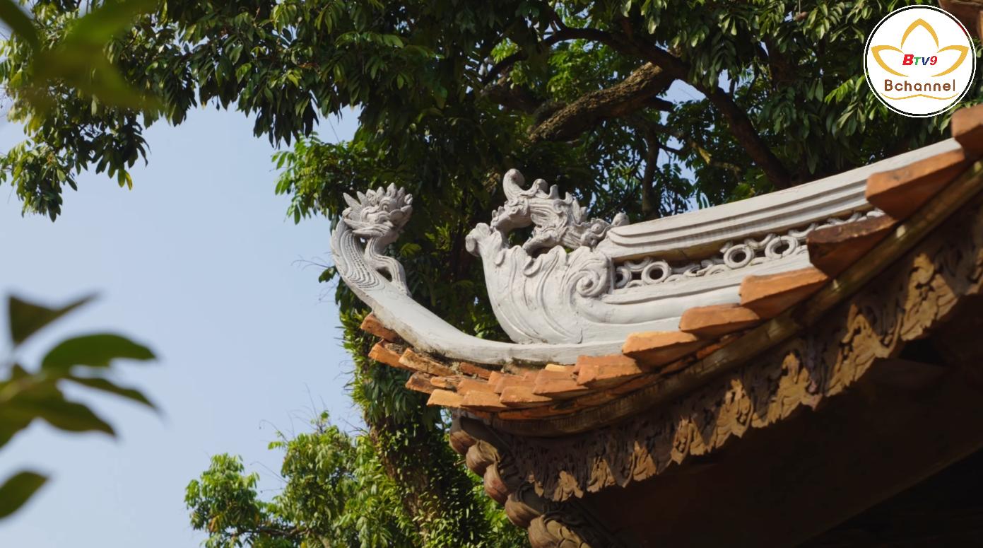 Một góc mái của chùa Kim Liên Tây Hồ được chặm khắc hình rồng tỉ mỉ