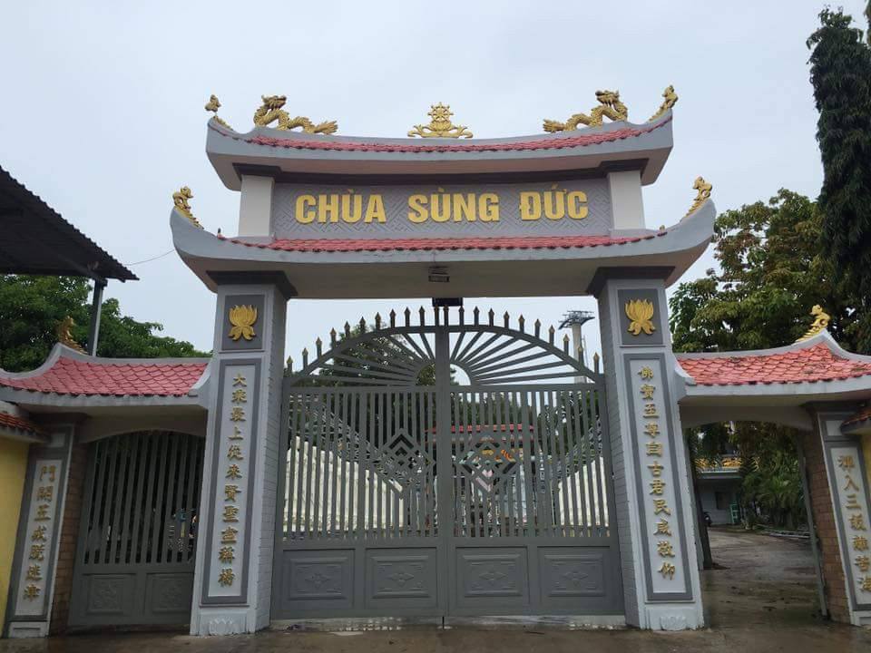 Cổng Tam quan chùa Sùng Đức