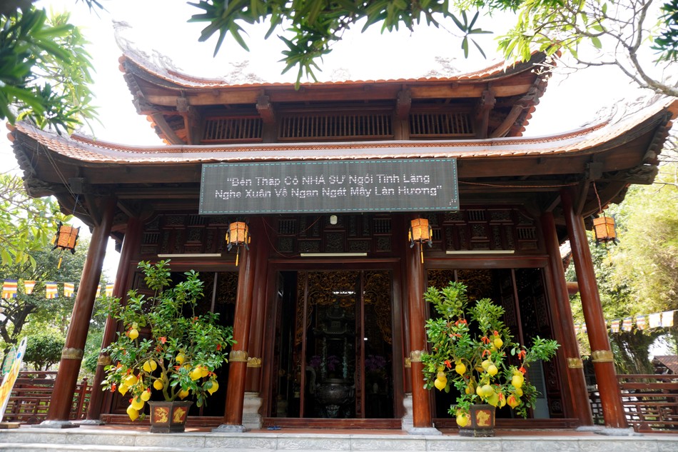 Chánh điện chùa Sùng Đức