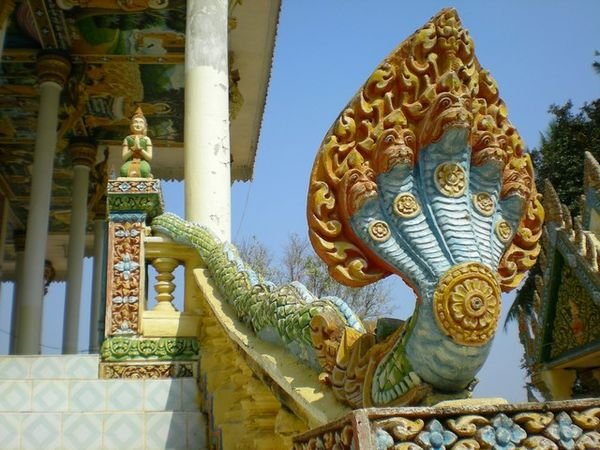 Rắn thần Naga trong văn hóa và kiến trúc chùa Khmer Nam Bộ