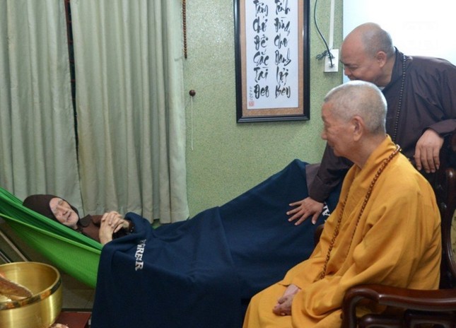 Trưởng lão Hòa thượng Thích Trí Quảng tới thăm khi hay tin Trưởng lão Hòa thượng Thích Trí Tịnh khiếm an