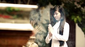 Cách cầu nguyện khi đi chùa và tâm thế chuẩn chỉnh khi đối diện với Phật & Bồ Tát