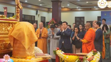 Phó Thủ tướng Trần Hồng Hà chiêm bái xá lợi Đức Phật tại chùa Quán Sứ