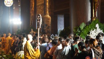 Hàng trăm nghìn người xúc động, trang nghiêm chiêm bái xá lợi Phật tại chùa Tam Chúc