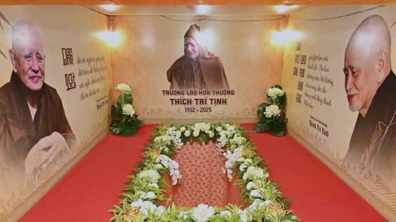 Linh Phong Bảo Tháp rực rỡ sắc hoa đón người về