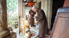 Hòa thượng Thích Bảo Nghiêm xúc động khi mái chùa chìm trong nước lũ