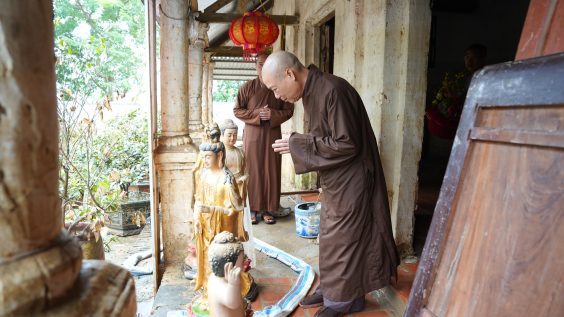 Hòa thượng Thích Bảo Nghiêm xúc động khi mái chùa chìm trong nước lũ