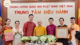 Thượng tọa Thích Thanh Tuấn trao bằng tuyên dương công đức Đại lễ Vesak LHQ 2025