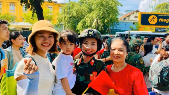 Hy sinh thầm lặng của mẹ: Hành trang cho con phụng sự Tổ quốc