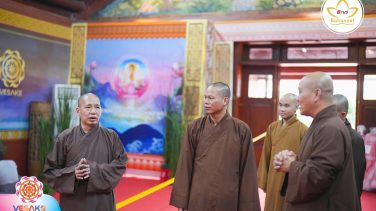 Thượng tọa Thích Thanh Tuấn kiểm tra công tác chuẩn bị sự kiện Cung rước Xá lợi Phật tại chùa Chuông