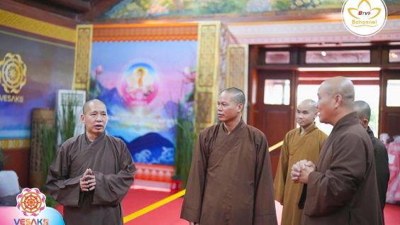 Thượng tọa Thích Thanh Tuấn kiểm tra công tác chuẩn bị sự kiện Cung rước Xá lợi Phật tại chùa Chuông