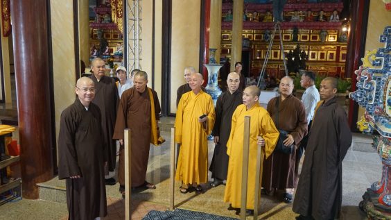 Thượng tọa Thích Thanh Tuấn kiểm tra công tác chuẩn bị tôn trí Xá lợi Phật tại chùa Quán Thế Âm