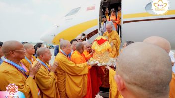 Trang nghiêm cử hành nghi thức cung thỉnh Xá lợi Đức Phật tại sân bay Nội Bài