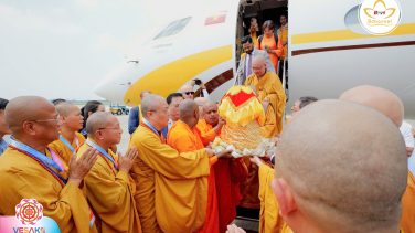 Trang nghiêm cử hành nghi thức cung thỉnh Xá lợi Đức Phật tại sân bay Nội Bài
