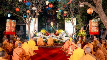 Hàng nghìn người về chùa Phật Tích chiêm bái tôn tượng Phật ngọc Đức vua Phật hoàng Trần Nhân Tông