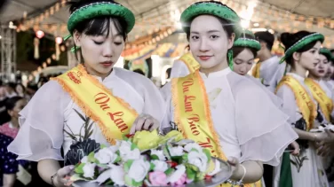 Nghi thức bông Hồng cài áo trong Lễ Vu Lan: Ý nghĩa và cách thực hiện