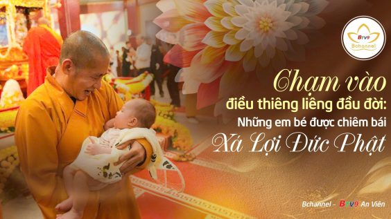 Chạm vào điều thiêng liêng đầu đời: Khoảnh khắc em bé được chiêm bái Xá Lợi Đức Phật