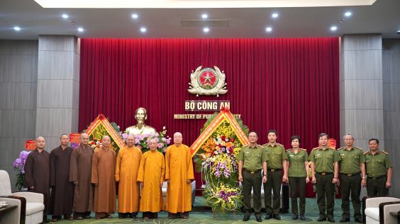 Trung ương GHPGVN tặng hoa chúc mừng 80 năm Ngày truyền thống lực lượng Công an nhân dân tại Bộ Công an
